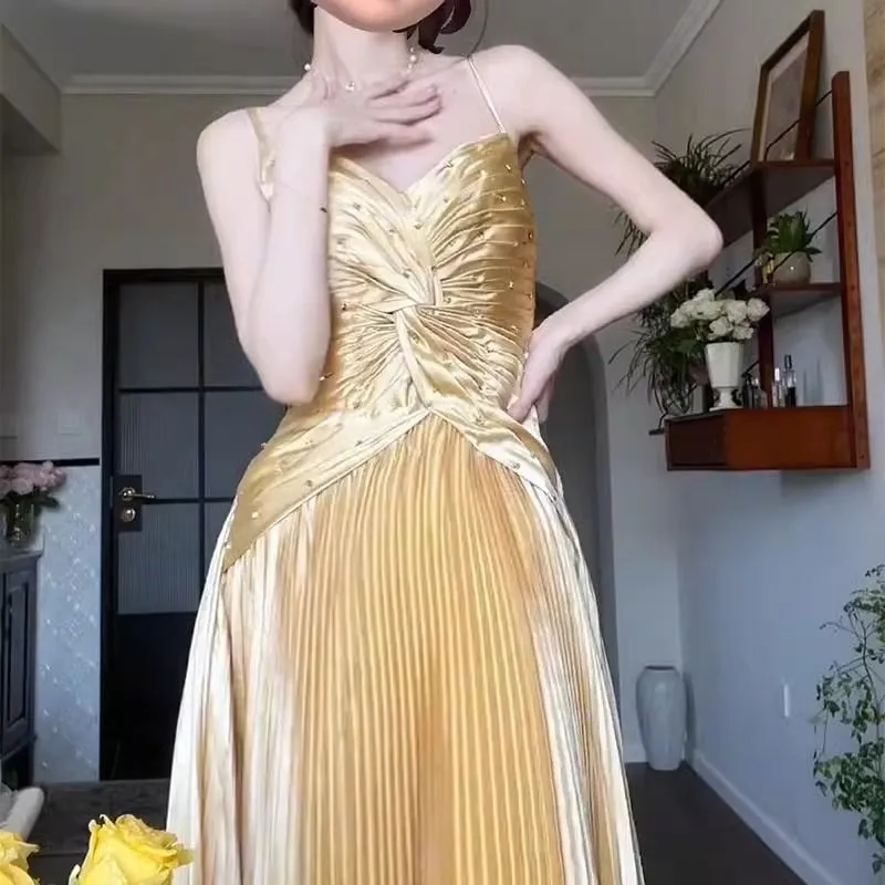 Amozae dress Golden Velvet Dress Sling Pleated 2024 Autumn and Winter New Socialite Fashion Elegant Elegant High-End Light Luxury