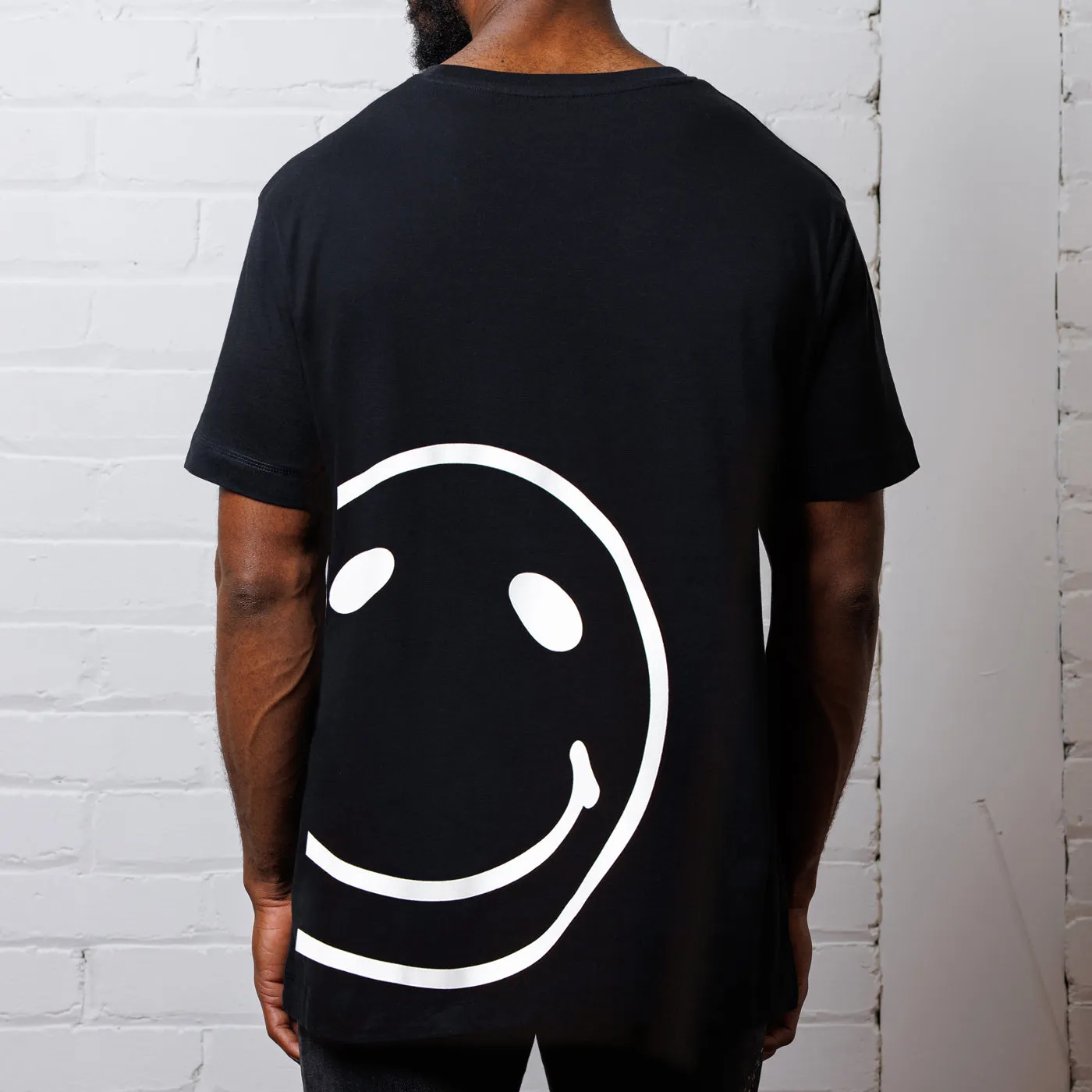 Side Smiley Back - Tshirt - Black